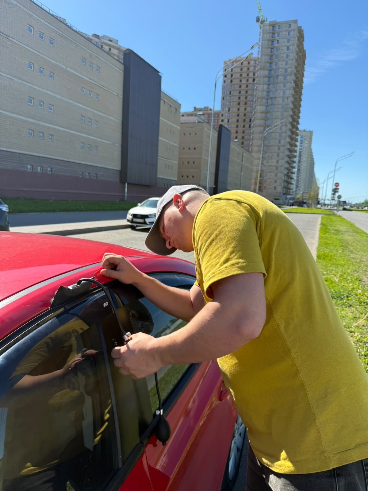 Аварийное вскрытие автомобиля мастером в Ульяновке